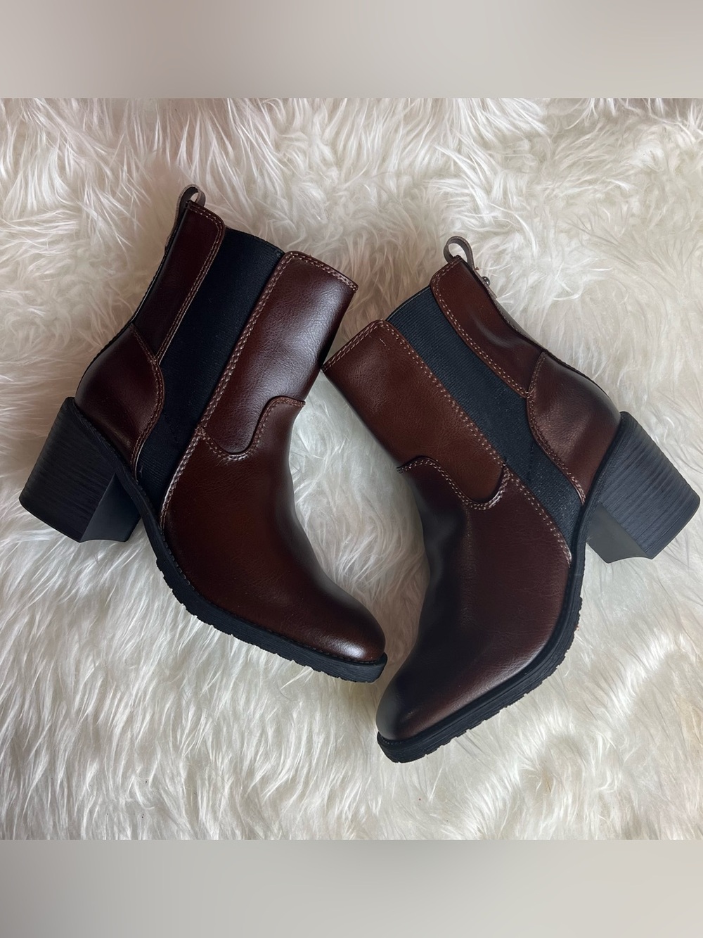 Zodiac Brown Leather Chelsea Ankle Booties Size 9